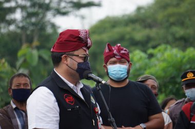 Kediri Hanindhito Himawan Pramana (Mas Dhito) naibi, Parade Cikar 'ın Kediri' deki açılışında. Cikar, Endonezya 'da geleneksel ulaşımdır.