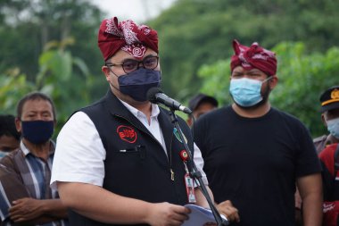 Kediri Hanindhito Himawan Pramana (Mas Dhito) naibi, Parade Cikar 'ın Kediri' deki açılışında. Cikar, Endonezya 'da geleneksel ulaşımdır.