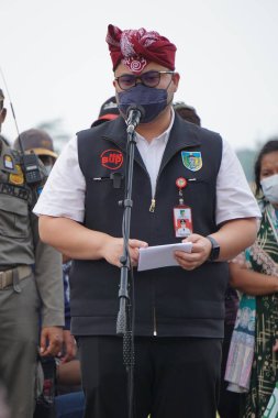 Kediri Hanindhito Himawan Pramana (Mas Dhito) naibi, Parade Cikar 'ın Kediri' deki açılışında. Cikar, Endonezya 'da geleneksel ulaşımdır.