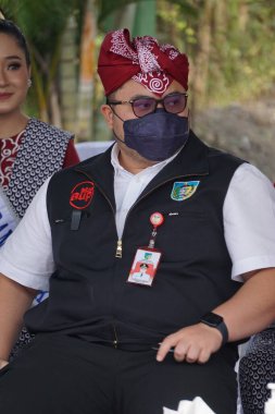 Kediri Hanindhito Himawan Pramana (Mas Dhito) naibi, Parade Cikar 'ın Kediri' deki açılışında. Cikar, Endonezya 'da geleneksel ulaşımdır.