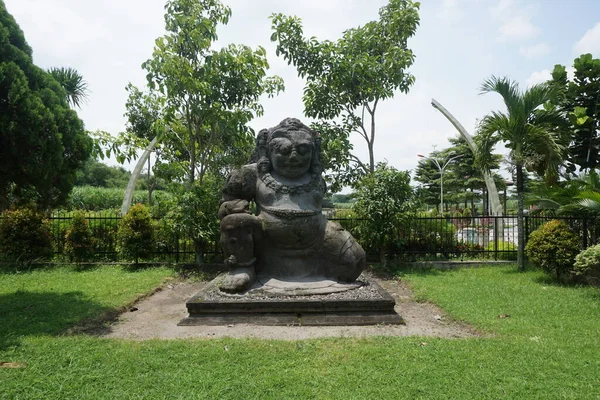 Kediri 'deki Totok Kerot heykeli. Bu heykel, Kediri Krallığı 'ndan gelen dev bir Dwarapala heykeli şeklinde 3 metre yüksekliğinde bir yazıt..