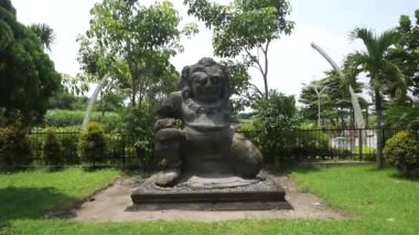 Kediri 'deki Totok Kerot heykeli. Bu heykel, Kediri Krallığı 'ndan gelen dev bir Dwarapala heykeli şeklinde 3 metre yüksekliğinde bir yazıt..