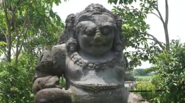 Kediri 'deki Totok Kerot heykeli. Bu heykel, Kediri Krallığı 'ndan gelen dev bir Dwarapala heykeli şeklinde 3 metre yüksekliğinde bir yazıt..