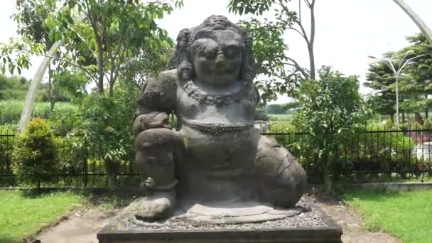 Kediri的Totok Kerot雕像 这座雕像是一座3米高的雕像 是来自凯迪里王国的一座巨大的德拉帕拉雕像 — 图库视频影像