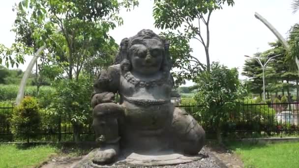 Kediri的Totok Kerot雕像 这座雕像是一座3米高的雕像 是来自凯迪里王国的一座巨大的德拉帕拉雕像 — 图库视频影像