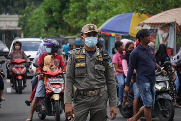 Муниципальная Полиция Индонезии Правоохранители Общественного Порядка Полиция Регулируют Движение Транспорта — стоковое фото
