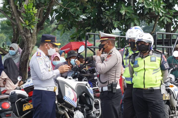 インドネシア警察または公序良俗に反する行為警察は交通渋滞を規制している — ストック写真