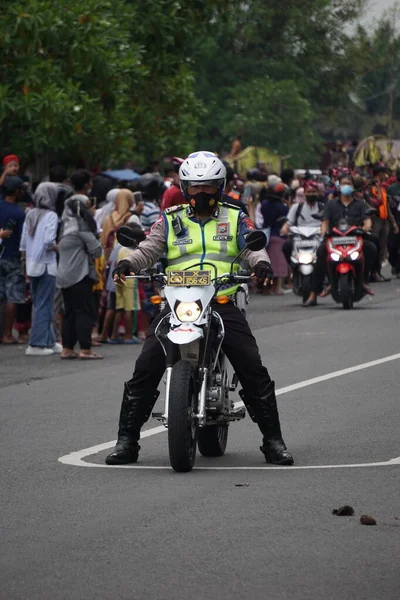 Indonéská Městská Policie Nebo Strážci Veřejného Pořádku Policie Reguluje Provoz — Stock fotografie
