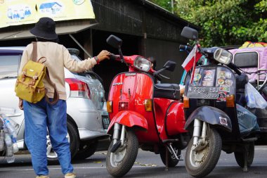 Panjalu Scooter Festivali 'ndeki scooter sürücüsü.