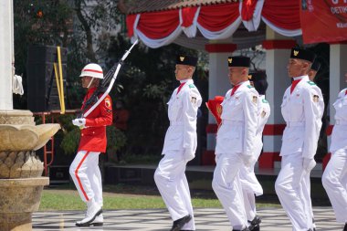 Endonezya bayrak taşıyıcısı (Paskibraka) bağımsızlık günü töreninde