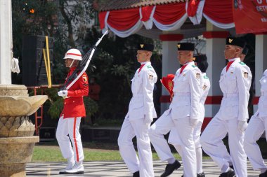Endonezya bayrak taşıyıcısı (Paskibraka) bağımsızlık günü töreninde