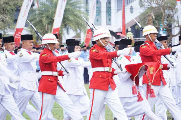 独立記念日におけるインドネシア国旗掲揚者 パスキブラカ — ストック写真