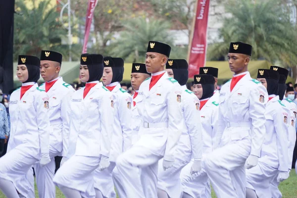 Indonezyjska Flaga Podnosząca Paskibraka Podczas Ceremonii Dnia Niepodległości — Zdjęcie stockowe