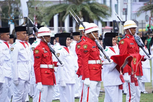 Endonezya Bayrak Taşıyıcısı Paskibraka Bağımsızlık Günü Töreninde — Stok fotoğraf