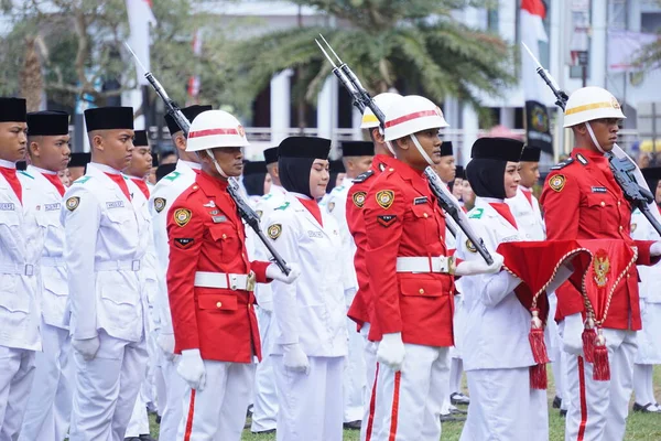 Penyerang Bendera Indonesia Paskibraka Dalam Upacara Hari Kemerdekaan — Stok Foto