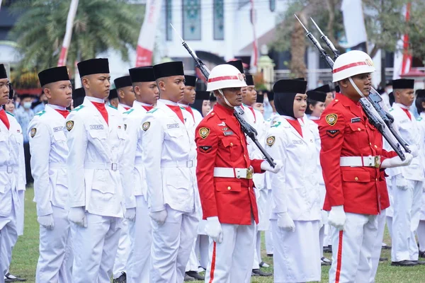 Indonéz Zászlófelvonó Paskibraka Függetlenség Napi Ünnepségen — Stock Fotó