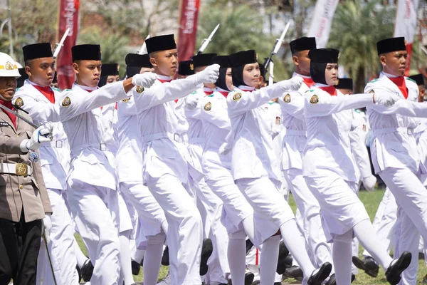 Индонезийский Сборщик Флагов Paskibraka Церемонии Празднования Дня Независимости — стоковое фото