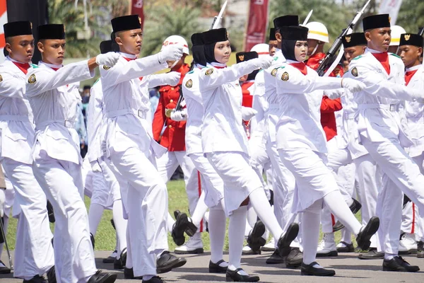 Indonesische Fahnenschwenker Paskibraka Bei Der Zeremonie Zum Unabhängigkeitstag — Stockfoto
