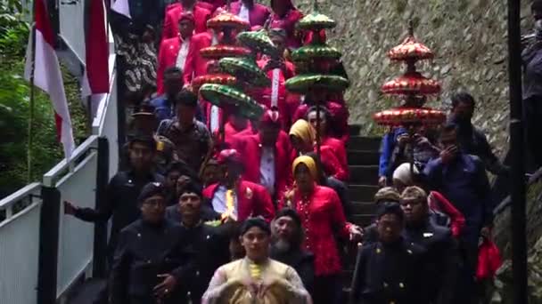 Ceremonia Uwodzenia Siramana Wodospadzie Sedudo Siraman Sedudo Bierze Kąpiel Wodospadzie — Wideo stockowe