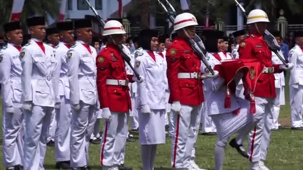 Indonezyjska Flaga Podnosząca Paskibraka Podczas Ceremonii Dnia Niepodległości — Wideo stockowe