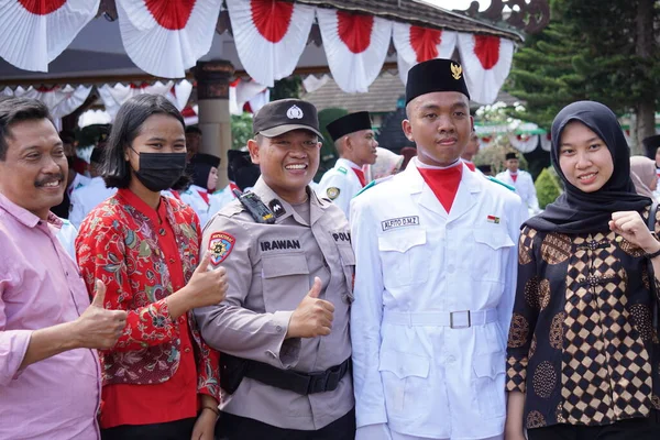 インドネシアの国旗掲揚者 Paskibraka が家族と会う — ストック写真