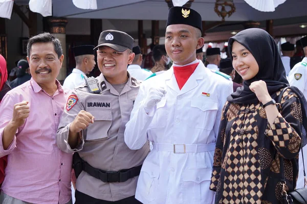 Sbandieratore Indonesiano Paskibraka Incontro Con Famiglia — Foto Stock