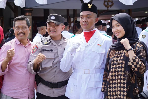 Sbandieratore Indonesiano Paskibraka Incontro Con Famiglia — Foto Stock