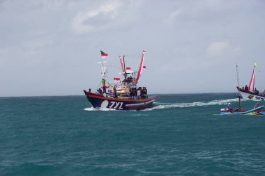 Tambakrejo sahilinde Petik laut töreni. Petik laut, Cava balıkçılarının şükran günüdür ve Endonezya 'nın soyut kültürel mirasından biridir.