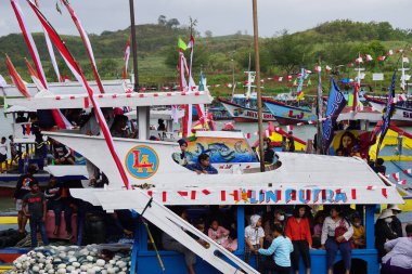 Tambakrejo sahilinde Petik laut töreni. Petik laut, Cava balıkçılarının şükran günüdür ve Endonezya 'nın soyut kültürel mirasından biridir.
