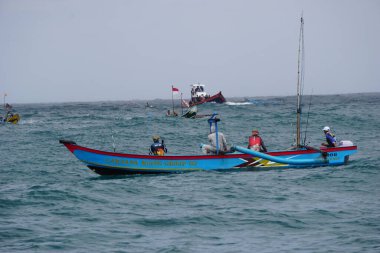 Tambakrejo sahilinde Petik laut töreni. Petik laut, Cava balıkçılarının şükran günüdür ve Endonezya 'nın soyut kültürel mirasından biridir.