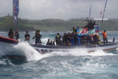 Tambakrejo sahilinde Petik laut töreni. Petik laut, Cava balıkçılarının şükran günüdür ve Endonezya 'nın soyut kültürel mirasından biridir.