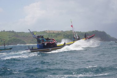 Tambakrejo sahilinde Petik laut töreni. Petik laut, Cava balıkçılarının şükran günüdür ve Endonezya 'nın soyut kültürel mirasından biridir.
