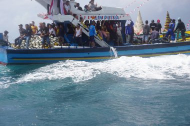 Tambakrejo sahilinde Petik laut töreni. Petik laut, Cava balıkçılarının şükran günüdür ve Endonezya 'nın soyut kültürel mirasından biridir.