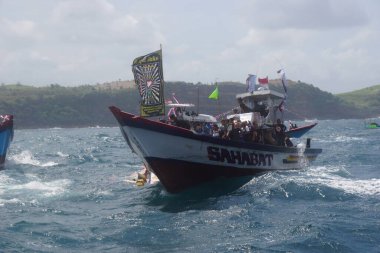 Tambakrejo sahilinde Petik laut töreni. Petik laut, Cava balıkçılarının şükran günüdür ve Endonezya 'nın soyut kültürel mirasından biridir.