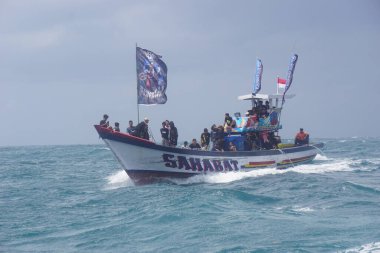 Tambakrejo sahilinde Petik laut töreni. Petik laut, Cava balıkçılarının şükran günüdür ve Endonezya 'nın soyut kültürel mirasından biridir.