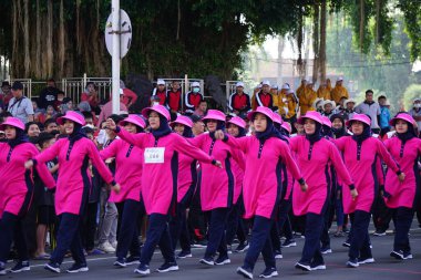 Endonezya 'nın bağımsızlık gününü kutlamak için yürüyüşe (baris berbaris) katılan Endonezyalı