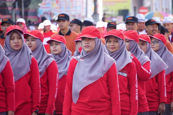 印度尼西亚参加庆祝印度尼西亚独立日的游行 Baris Berbaris — 图库照片