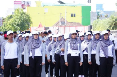 Endonezya 'nın bağımsızlık gününü kutlamak için yürüyüşe (baris berbaris) katılan Endonezyalı
