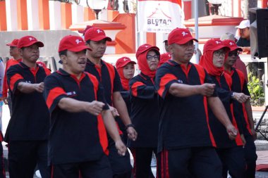 Endonezya 'nın bağımsızlık gününü kutlamak için yürüyüşe (baris berbaris) katılan Endonezyalı