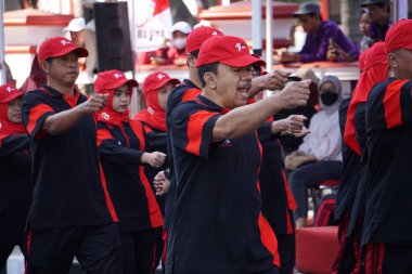 Endonezya 'nın bağımsızlık gününü kutlamak için yürüyüşe (baris berbaris) katılan Endonezyalı