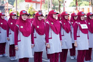 Endonezya 'nın bağımsızlık gününü kutlamak için yürüyüşe (baris berbaris) katılan Endonezyalı