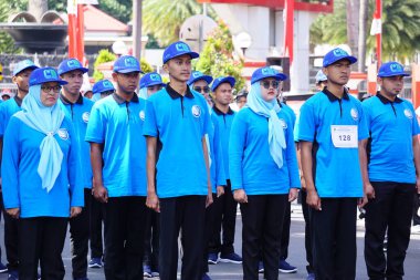 Endonezya 'nın bağımsızlık gününü kutlamak için yürüyüşe (baris berbaris) katılan Endonezyalı