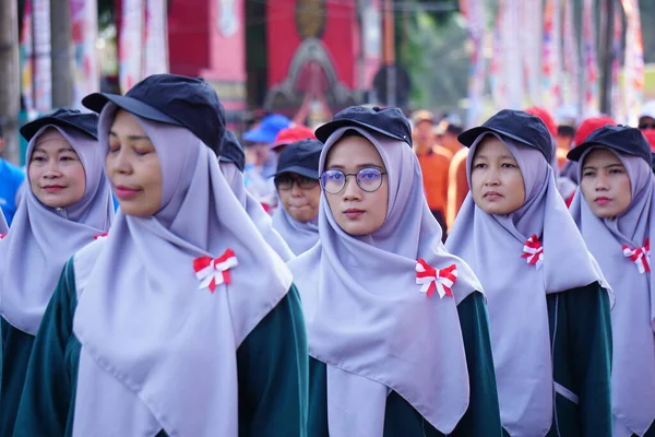 Indonesier Beim Marsch Baris Berbaris Zur Feier Des Indonesischen Unabhängigkeitstages — Stockfoto