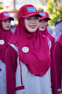 Endonezya 'nın bağımsızlık gününü kutlamak için yürüyüşe (baris berbaris) katılan Endonezyalı