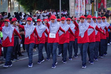 Endonezya 'nın bağımsızlık gününü kutlamak için yürüyüşe (baris berbaris) katılan Endonezyalı