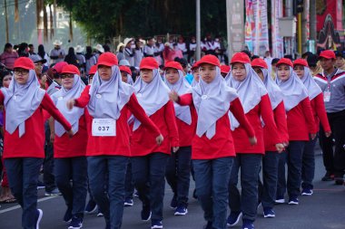 Endonezya 'nın bağımsızlık gününü kutlamak için yürüyüşe (baris berbaris) katılan Endonezyalı