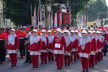 Endonezya 'nın bağımsızlık gününü kutlamak için yürüyüşe (baris berbaris) katılan Endonezyalı