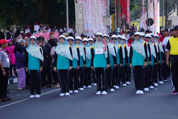 印度尼西亚参加庆祝印度尼西亚独立日的游行 Baris Berbaris — 图库照片