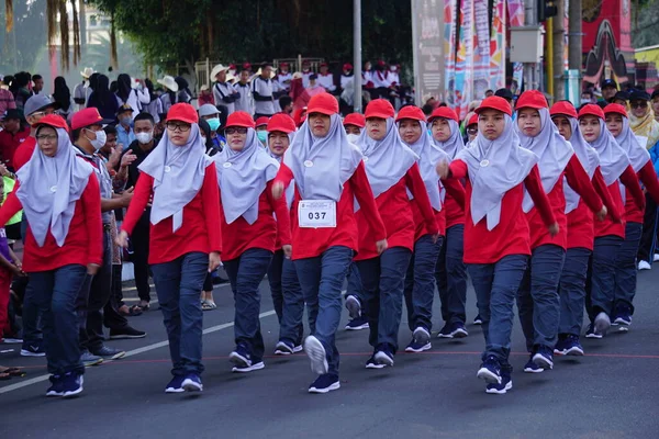 Indonezyjczyk Uczestniczący Marszu Baris Berbaris Okazji Dnia Niepodległości Indonezji — Zdjęcie stockowe