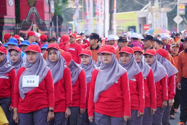 インドネシア独立記念日を祝う行進に参加するインドネシア人 Baris Berbaris — ストック写真